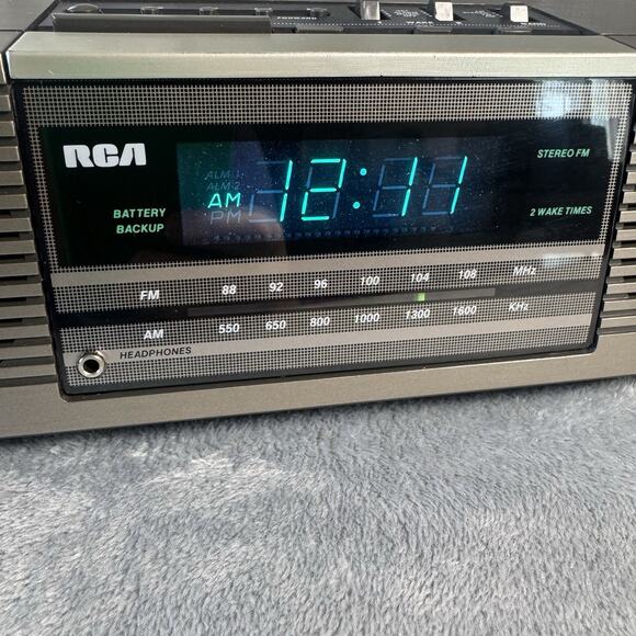 VINTAGE RCA Dual Alarm AM/FM Radio RP-3822 tested and works- Blue Display Light - Picture 2 of 13